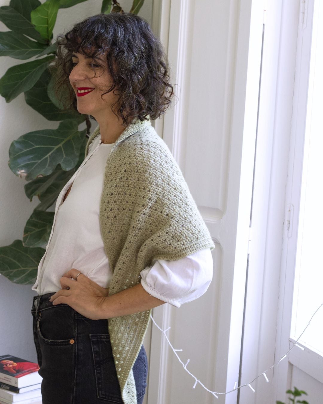 AVA shawl in profile over a white shirt: how the fabric falls along the side