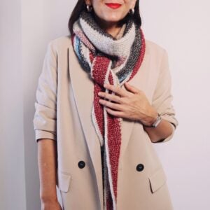 Mujer vistiendo el Chal ARIS de crochet en versión Worsted multicolor, diseño asimétrico moderno por ShowroomCrochet.