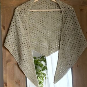 Chal AVA en percha sobre puerta de madera: forma triangular completa, 150 cm de envergadura